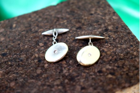  Botões de punho em ouro branco de formato oval com dois diamantes 